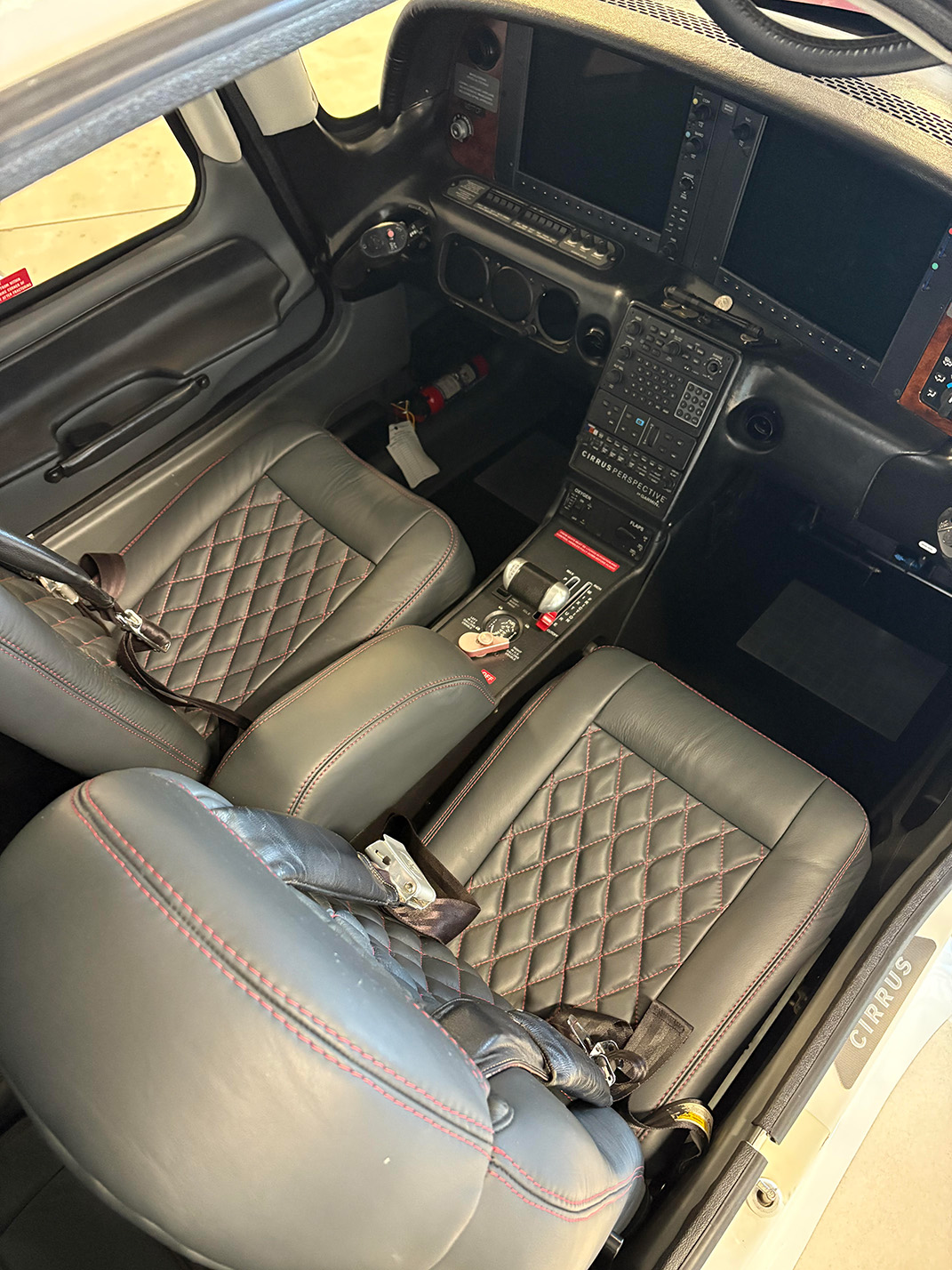Cirrus SR22 G3 gray and red interior