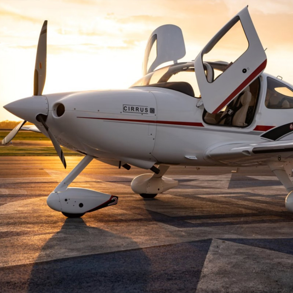 Single piston aircraft interior